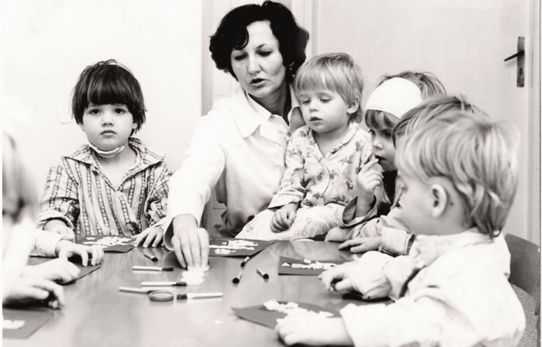 Paní učitelka Linhartová, 1977